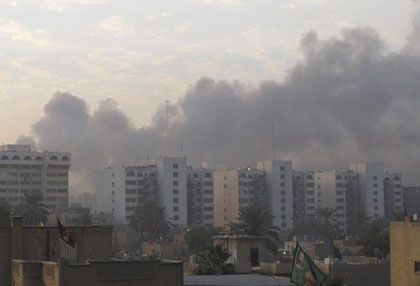 Khói đen bốc lên sau các vụ đánh bom ở Baghdad.